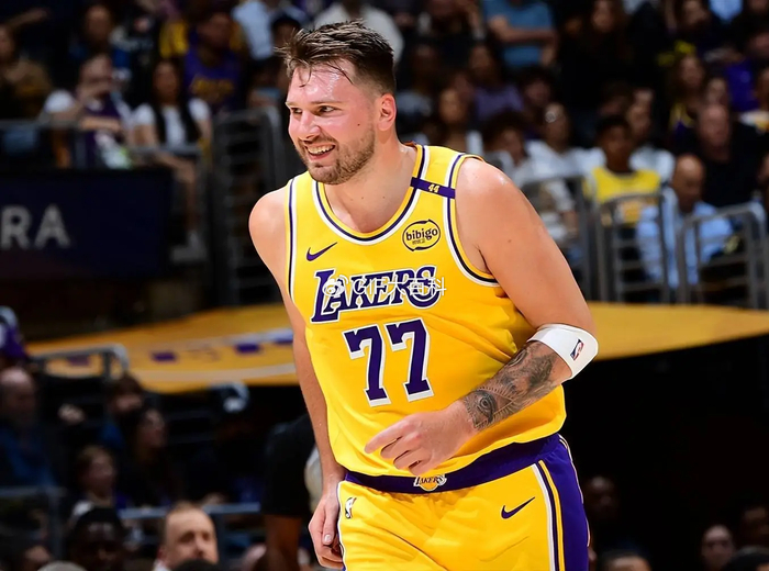 东契奇0.5秒绝杀引爆西部格局，文班亚马准四双