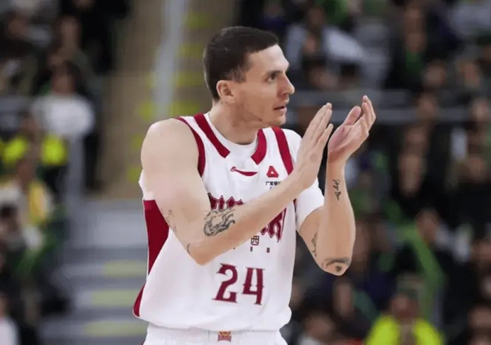 山西男篮末节用人失误遭逆转 上海逆转取胜