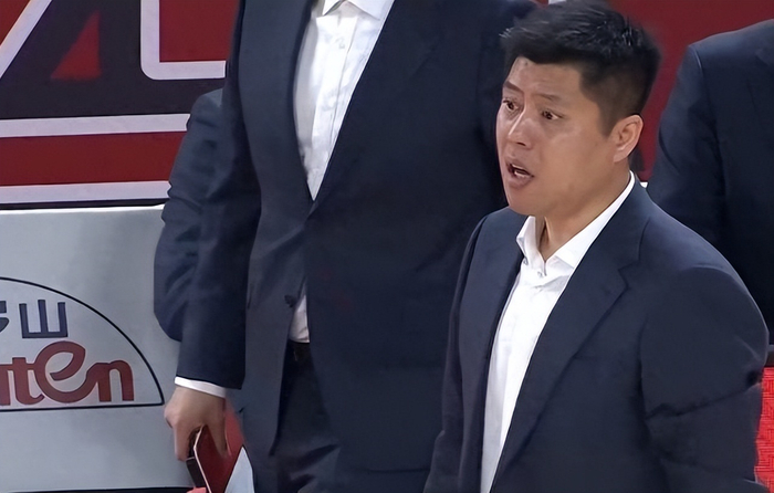 山西男篮末节用人失误遭逆转 上海逆转取胜