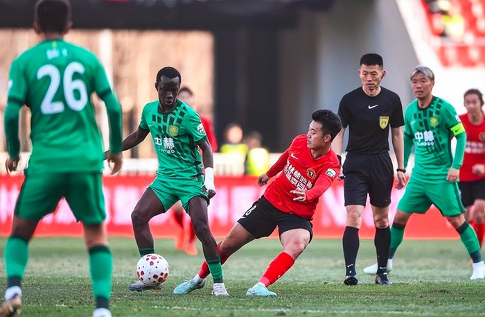 国安双判罚遭足协认定误判 争议判例成焦点