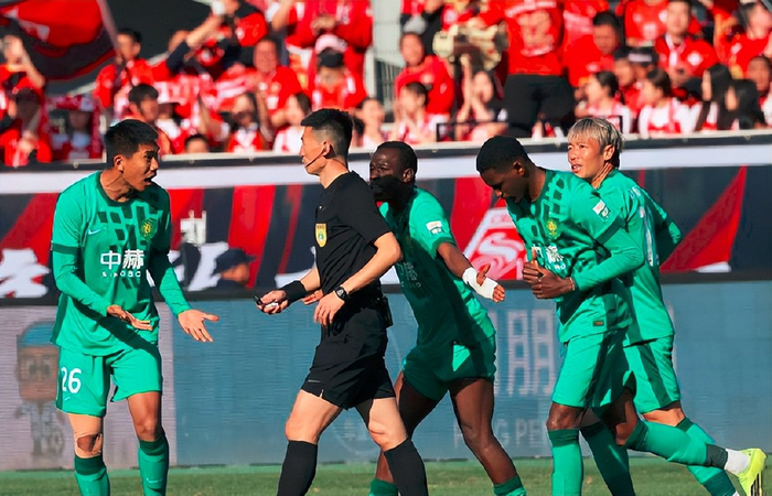 国安双判罚遭足协认定误判 争议判例成焦点