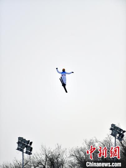 长春站自由式滑雪空中技巧世界杯：李天马摘铜